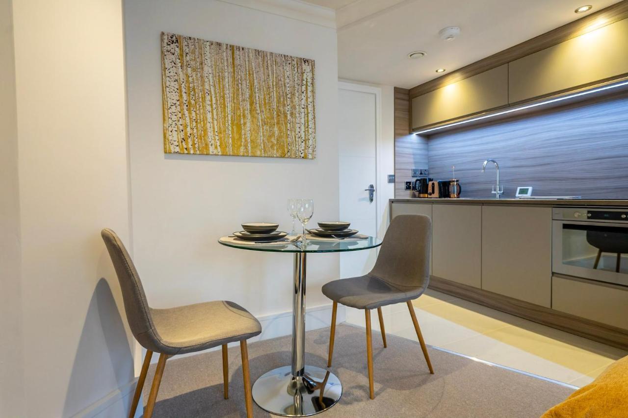 48 Cocoa Suites Йорк Екстериор снимка